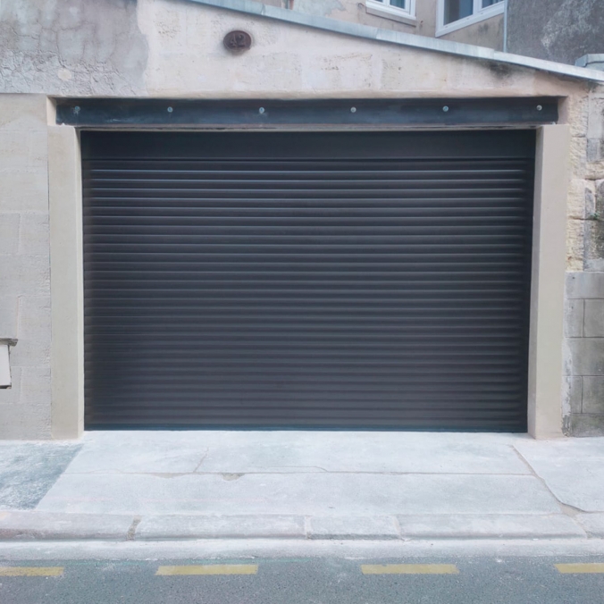 Porte de garage enroulable...